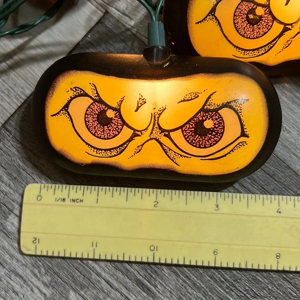 Halloween 🎃 a green eyes 👀 lights 9 glowing vintage retro 4x2” each outdoors