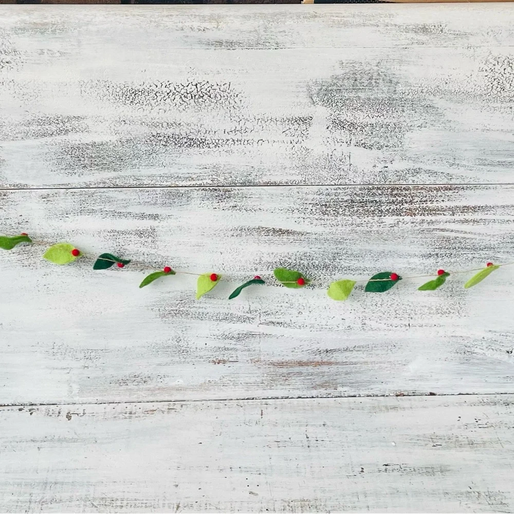 *Berry Leaves Felt Garland