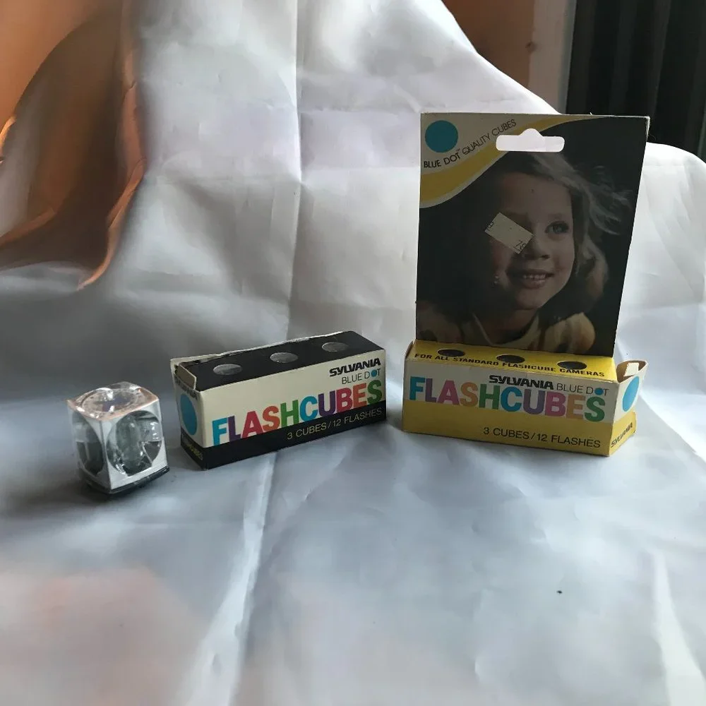 VINTATE 1970S SYLVANIA CAMERA FLASH CUBES