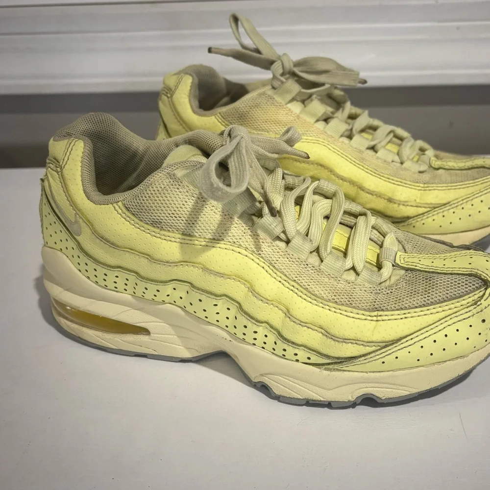 Nike Air Max 95 GS Citron Tint Wolf Grey Sneakers Sz 4.5Y