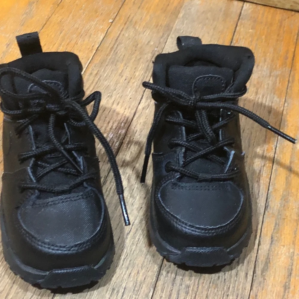 Nike triple black