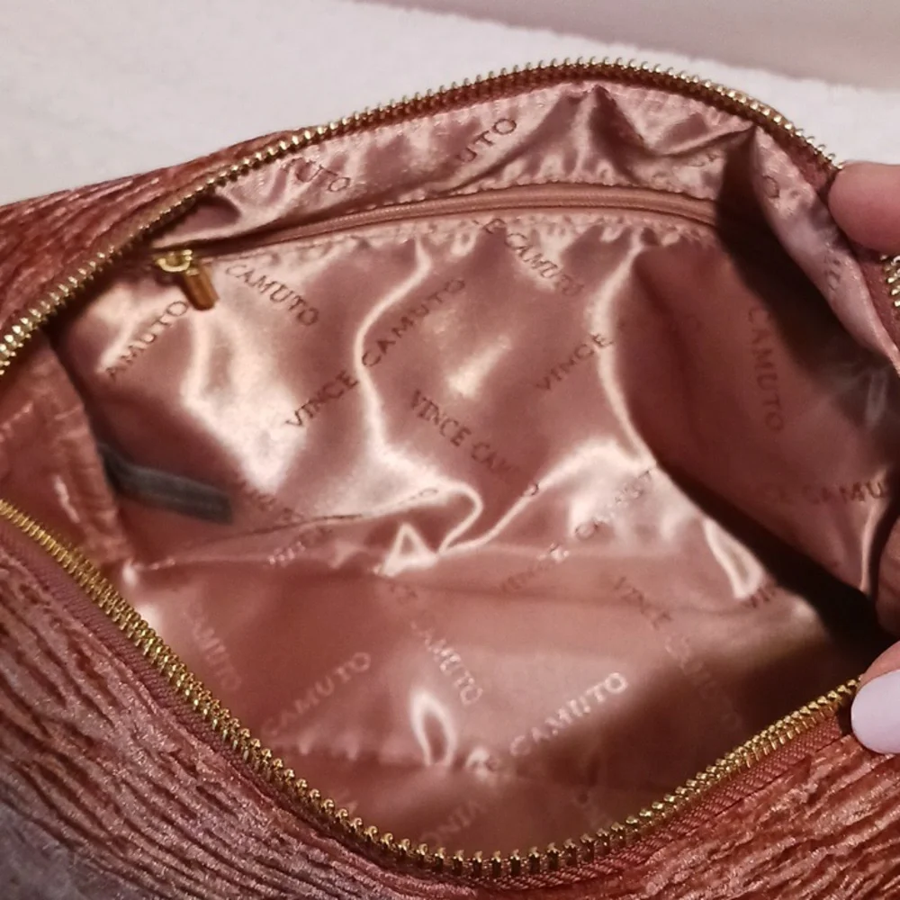 Vince Camuto ⚜️ Textured Velour Cosmetic Bag ⚜️💐