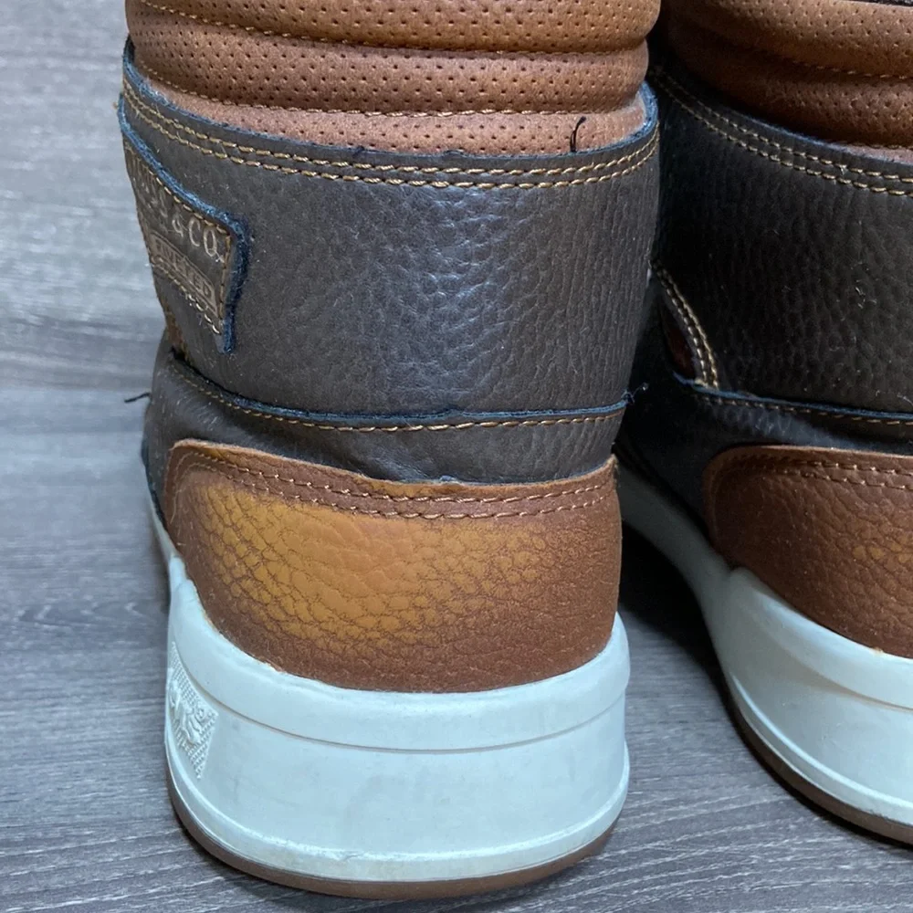 Levis detailing closure