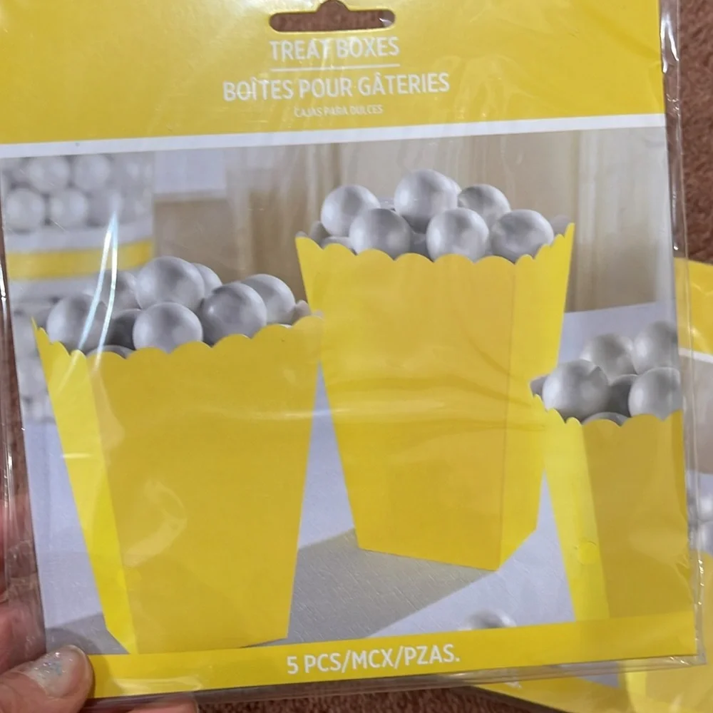 (4)Yellow /green Treat Boxes for Parties new(No offer please )