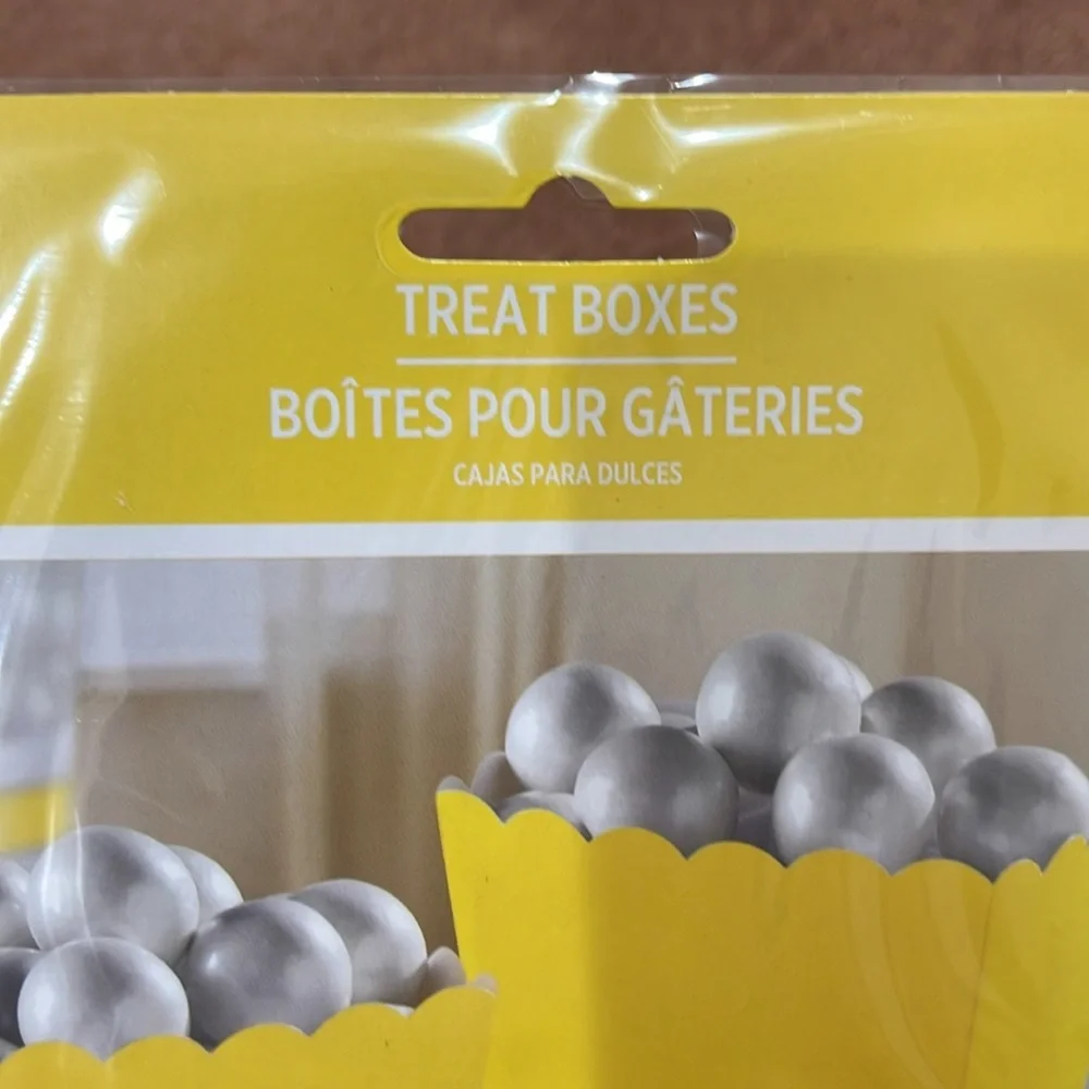 (4)Yellow /green Treat Boxes for Parties new(No offer please )