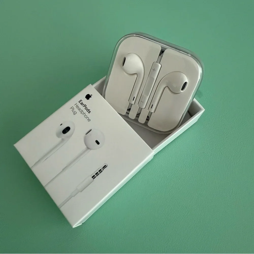 NEW Apple EarPods