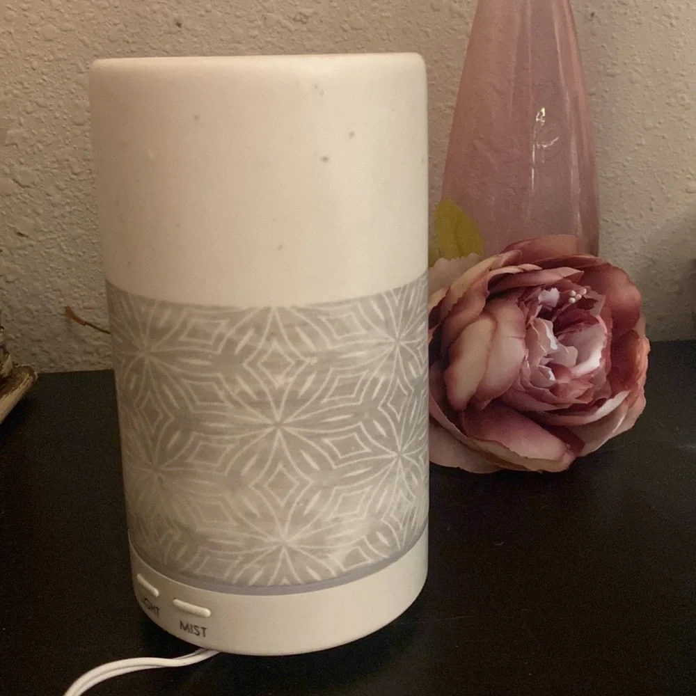 💕 Gorgeous Ceramic essential oil diffuser mist & light - 2 settings - like new 🎀