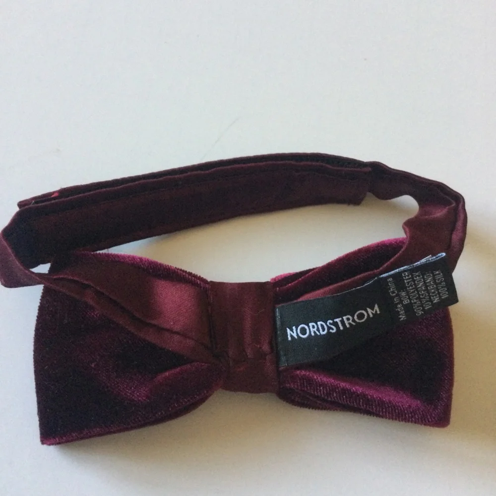 NORDSTROM FAMILY MOMENTS BOYS VELVET PRE-TIED BOW TIE BURGUNDY OS ADJUSTABLE NEW