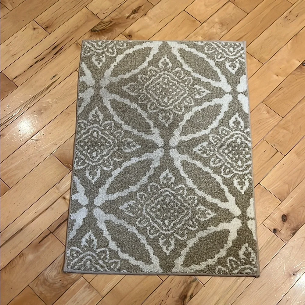 Elegant Tan and Cream Patterned Rug (20” x 30”)