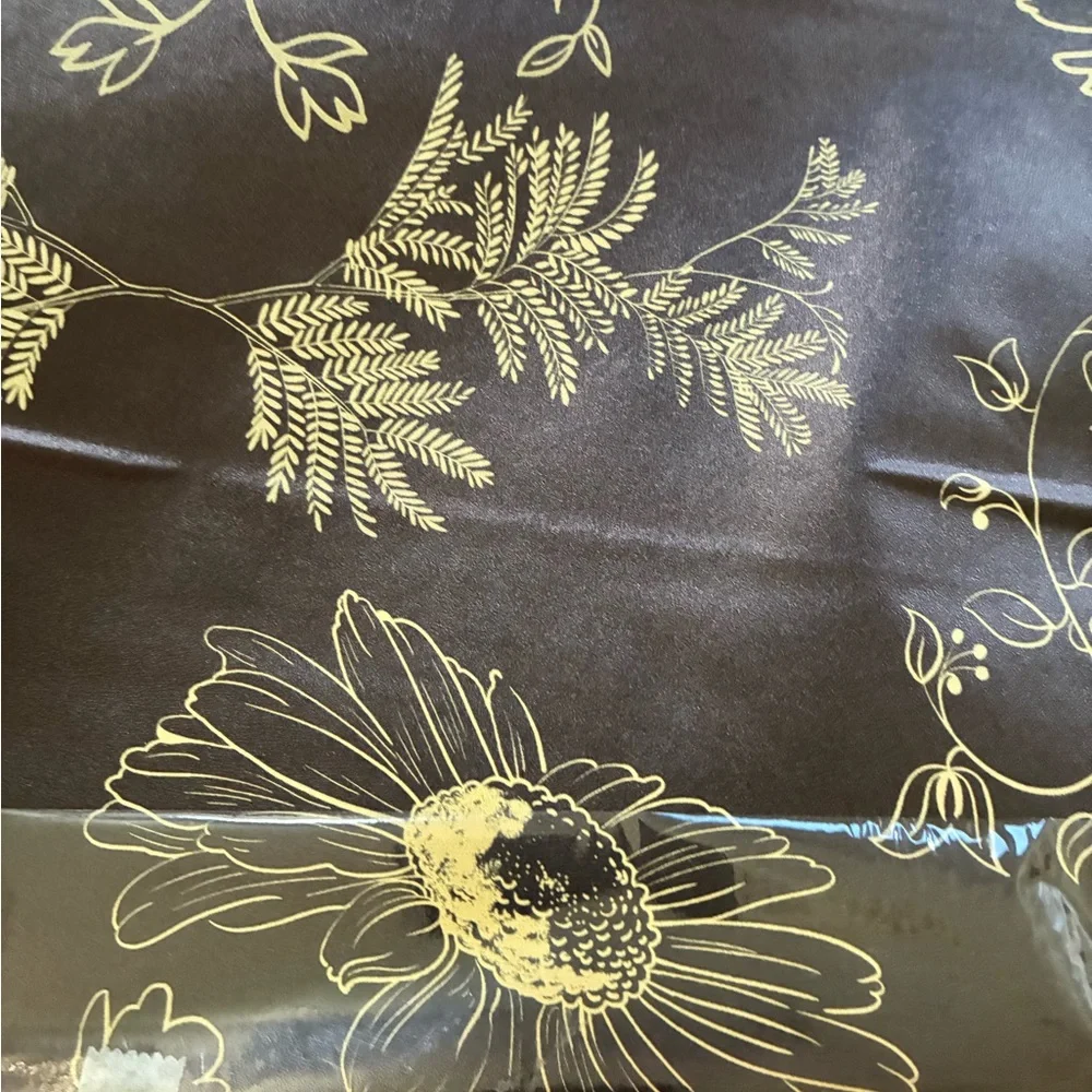 Vintage floral black & gold wallpaper