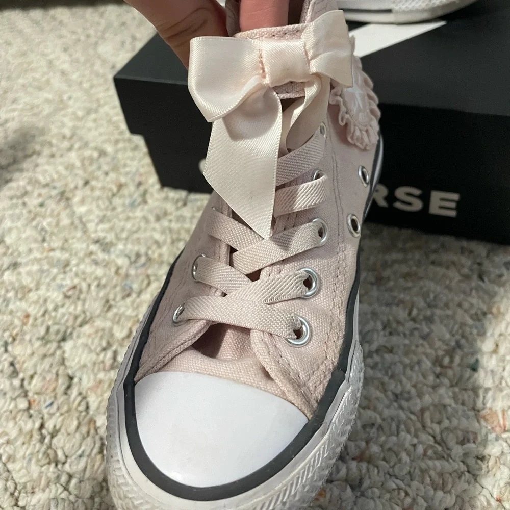 Converse chic light
