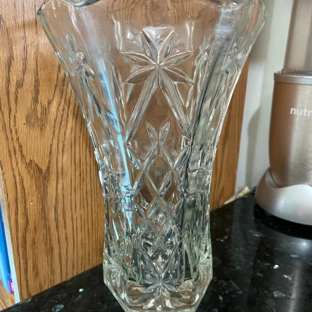 Elegant Clear Glass Vase good condition