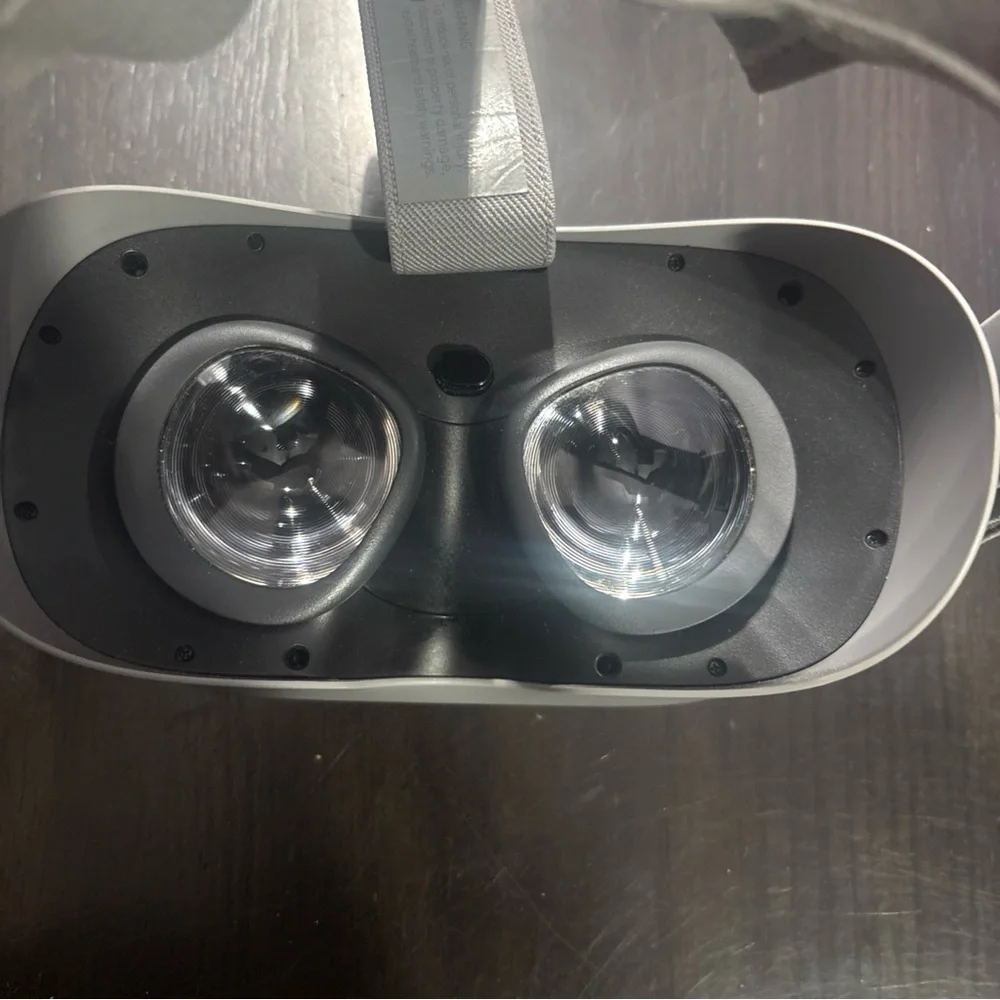 Oculus Go 32GB Standalone Virtual Reality Headset MH-A32 With No Controller