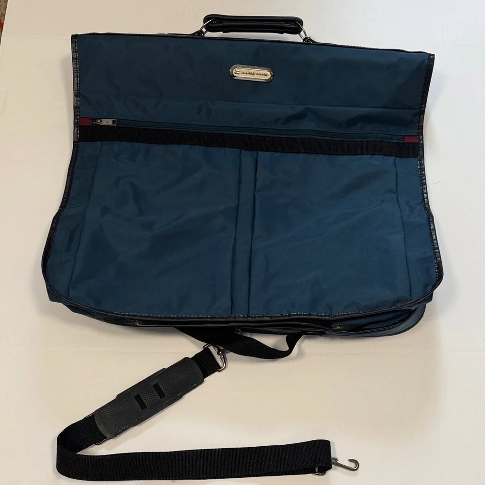 American Tourister Navy Travel Garment Bag. Keys included.