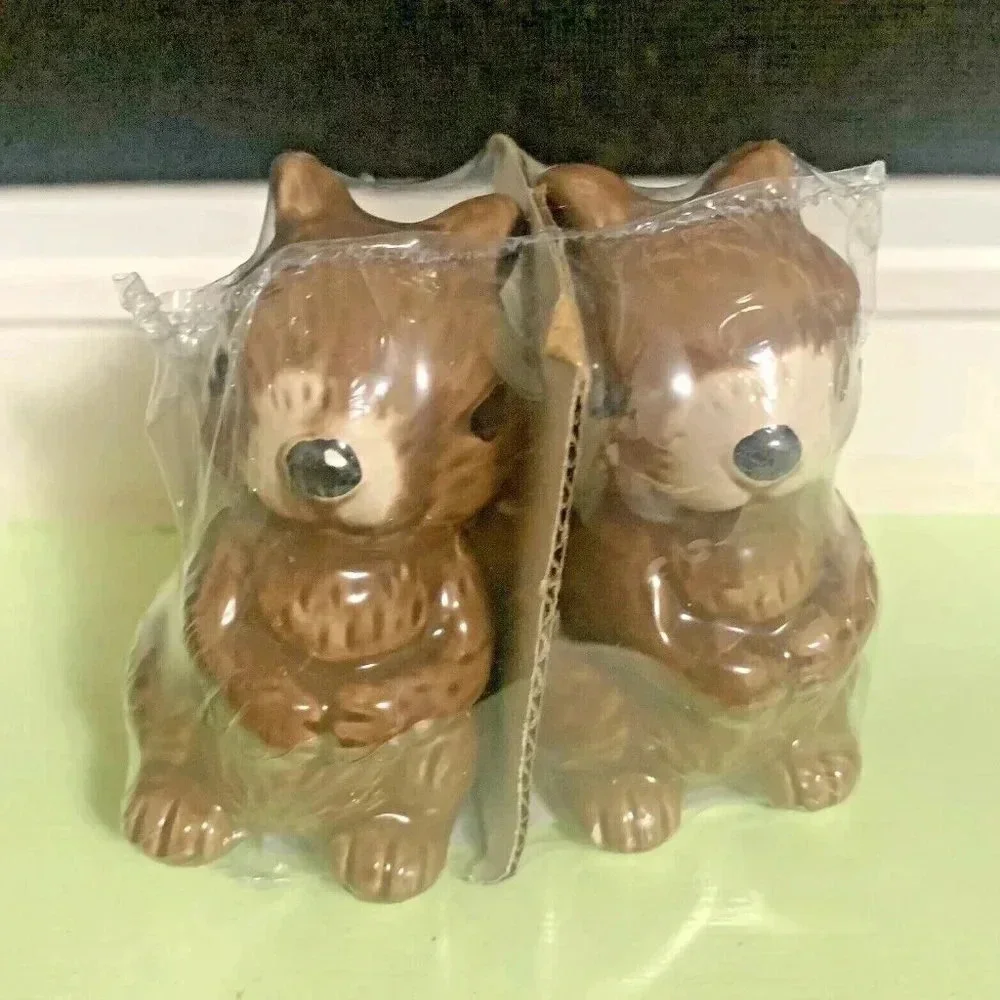 NEW Woodlands Squirrel Crush Table Decor Salt & Pepper Shaker Set