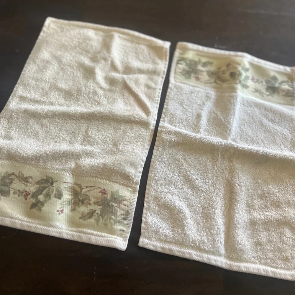 Floral Accent Cream Hand Towels