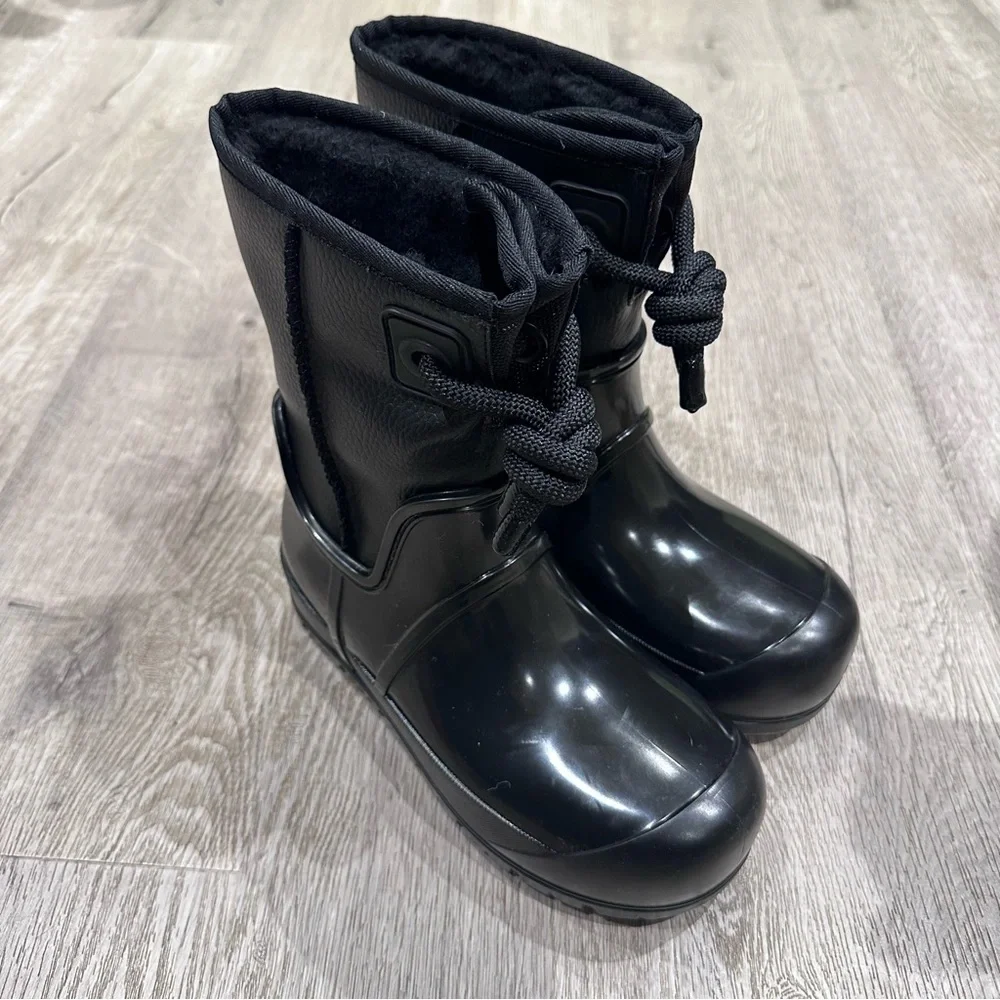 UGG Raincloud lace black boots size 6 NWT