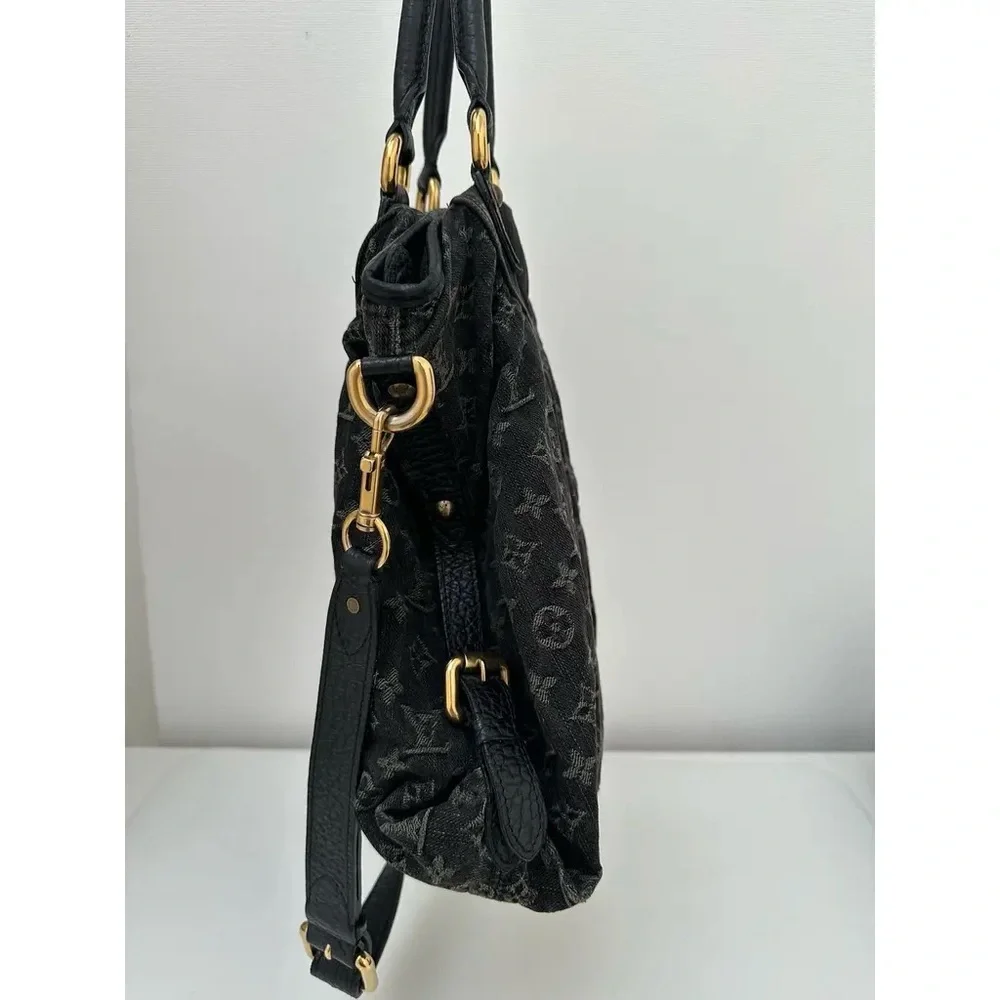 Louis Vuitton stylish shoulder