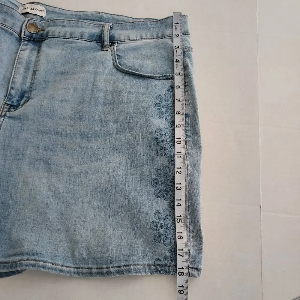 Lane Bryant Embroidered Mid Rise Boyfriend Midi Shorts Size 22