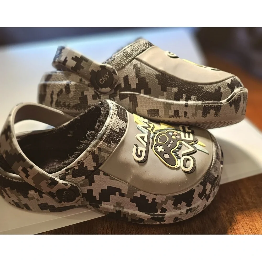 Crocs Game Over Classic Clogs Baby /‎ Kids Size 10-11 Fur-lined