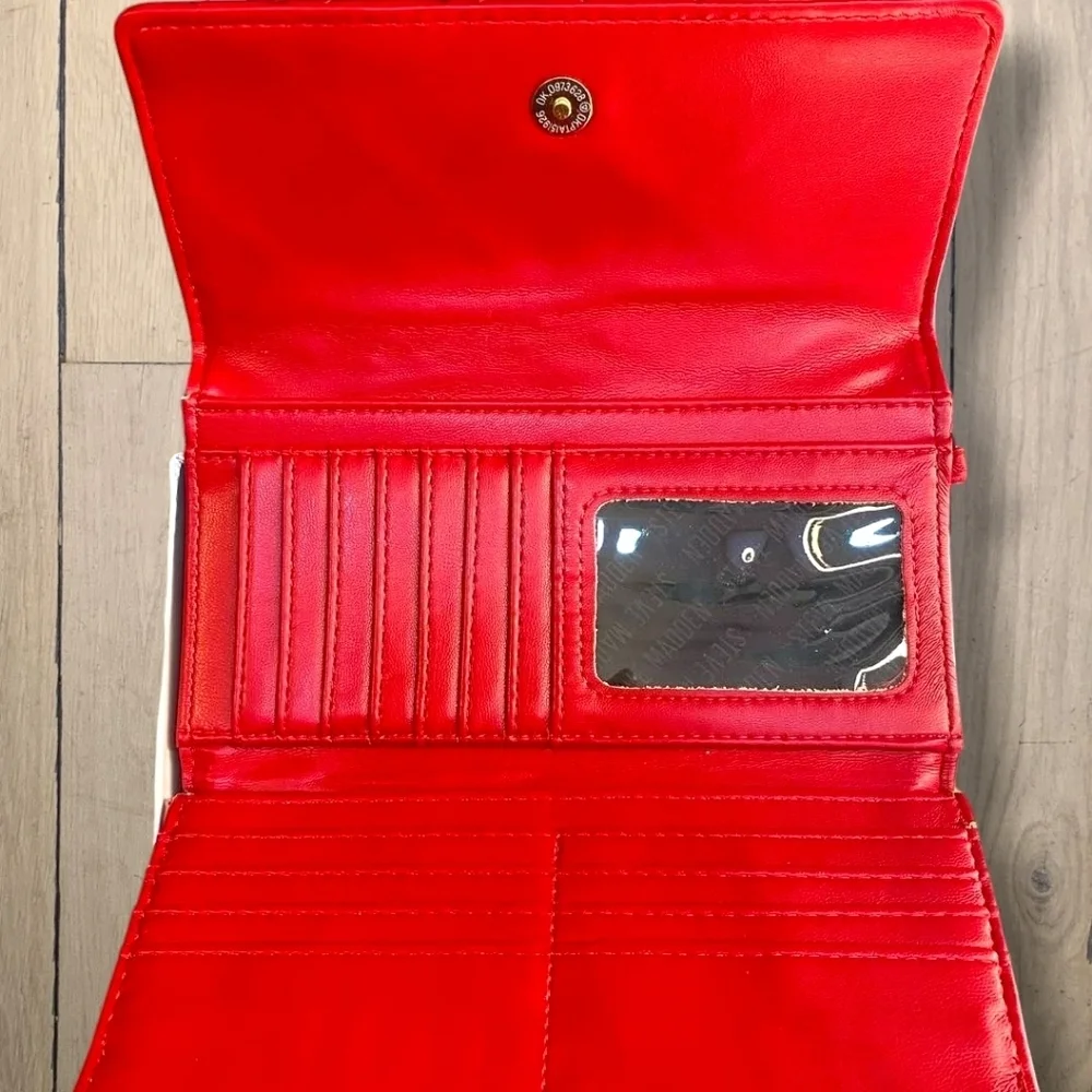 Steve Madden features includes