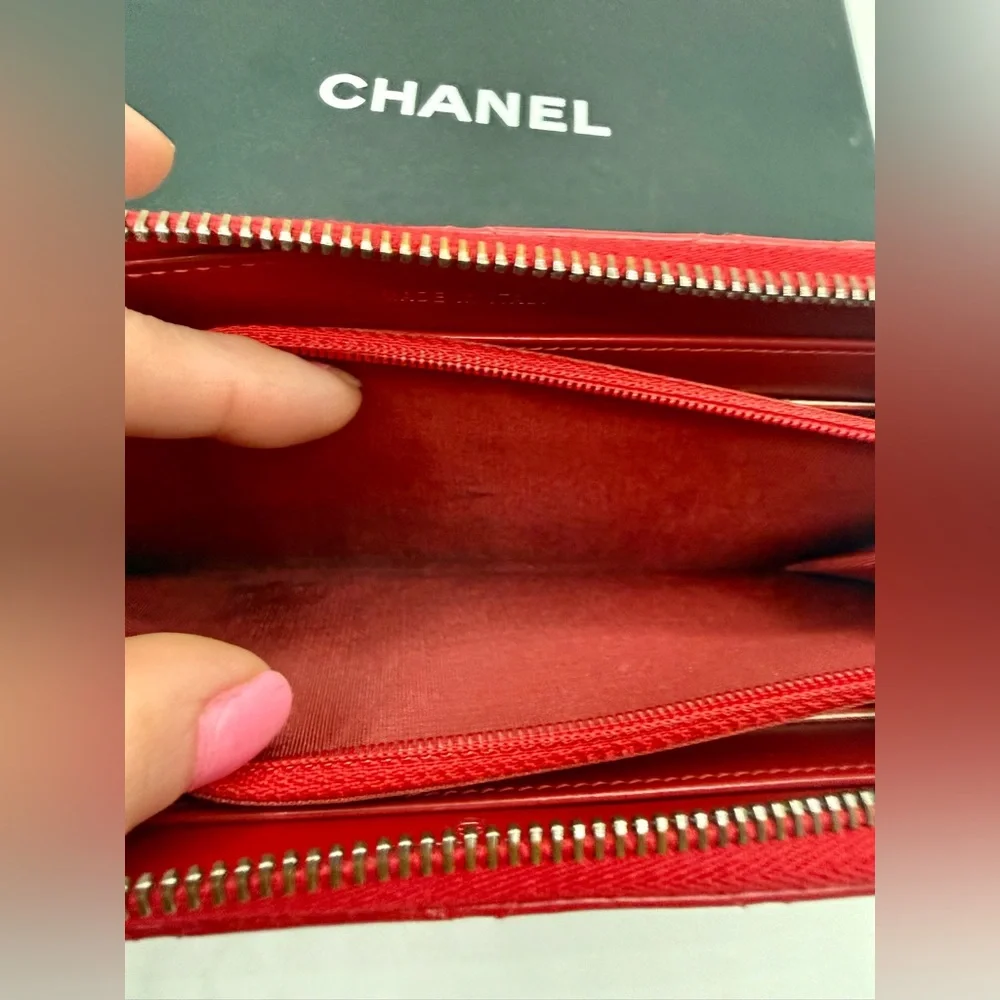 A+ Condition CHANEL Quilted red leather zip-around wallet w/box