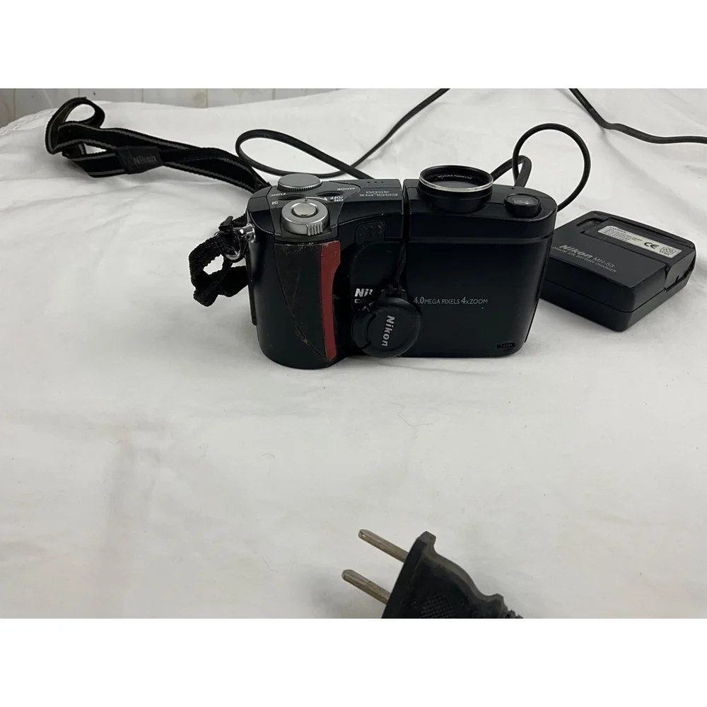 Nikon Coolpix 4500 4MP Digital Camera with Zoom Lens and Charger Used