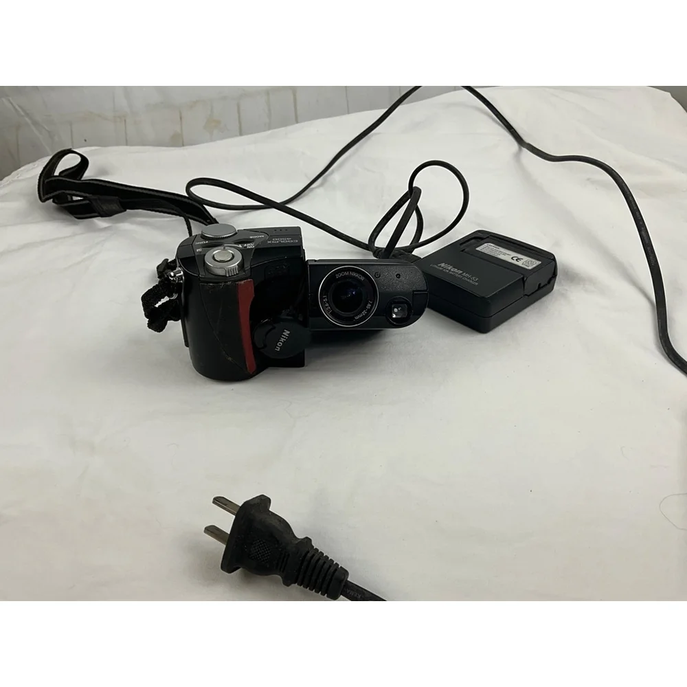 Nikon Coolpix 4500 4MP Digital Camera with Zoom Lens and Charger Used