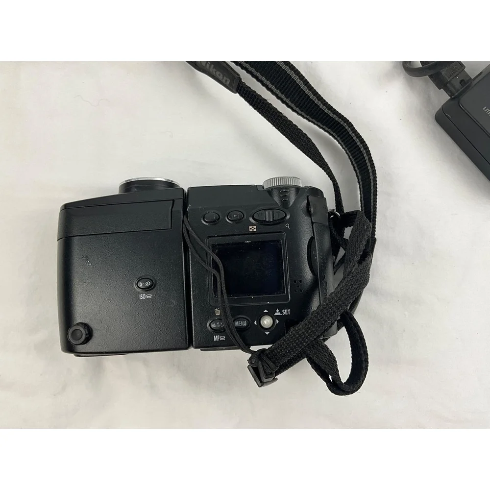 Nikon Coolpix 4500 4MP Digital Camera with Zoom Lens and Charger Used