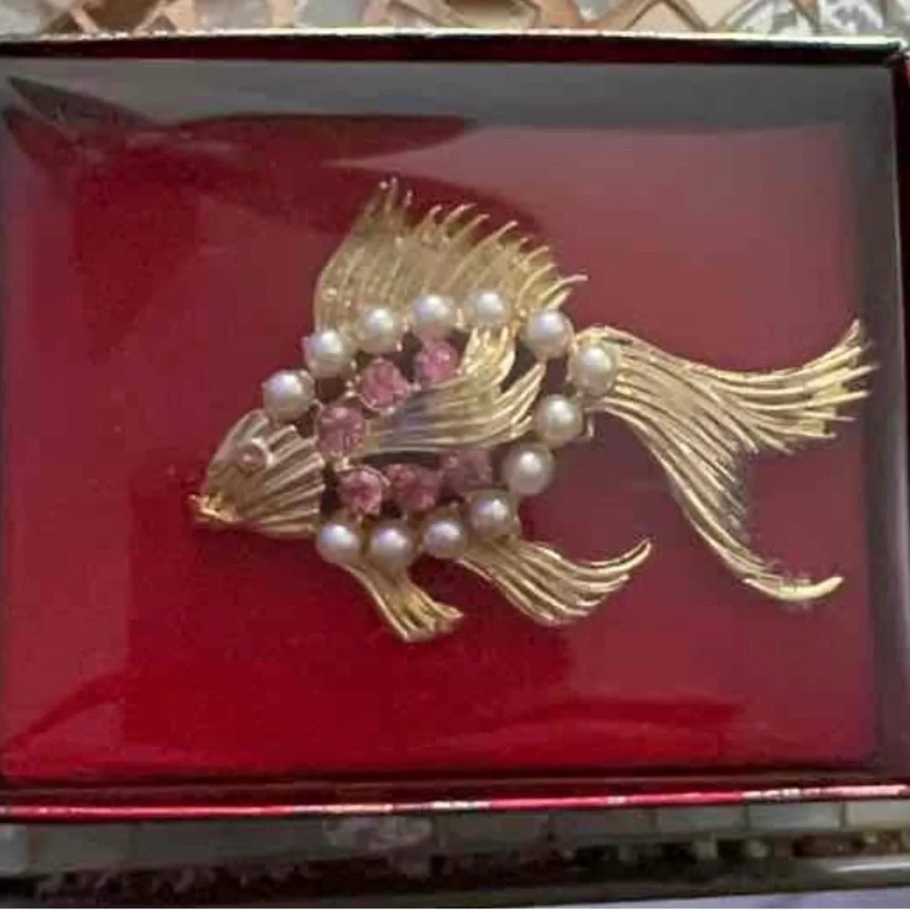 Elegant Gold Fish Brooch with Pearls and Pink Gems