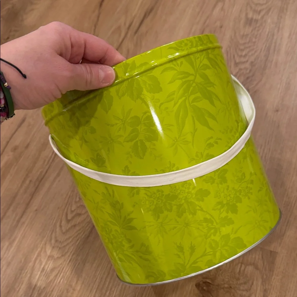 Gucci color green organizing