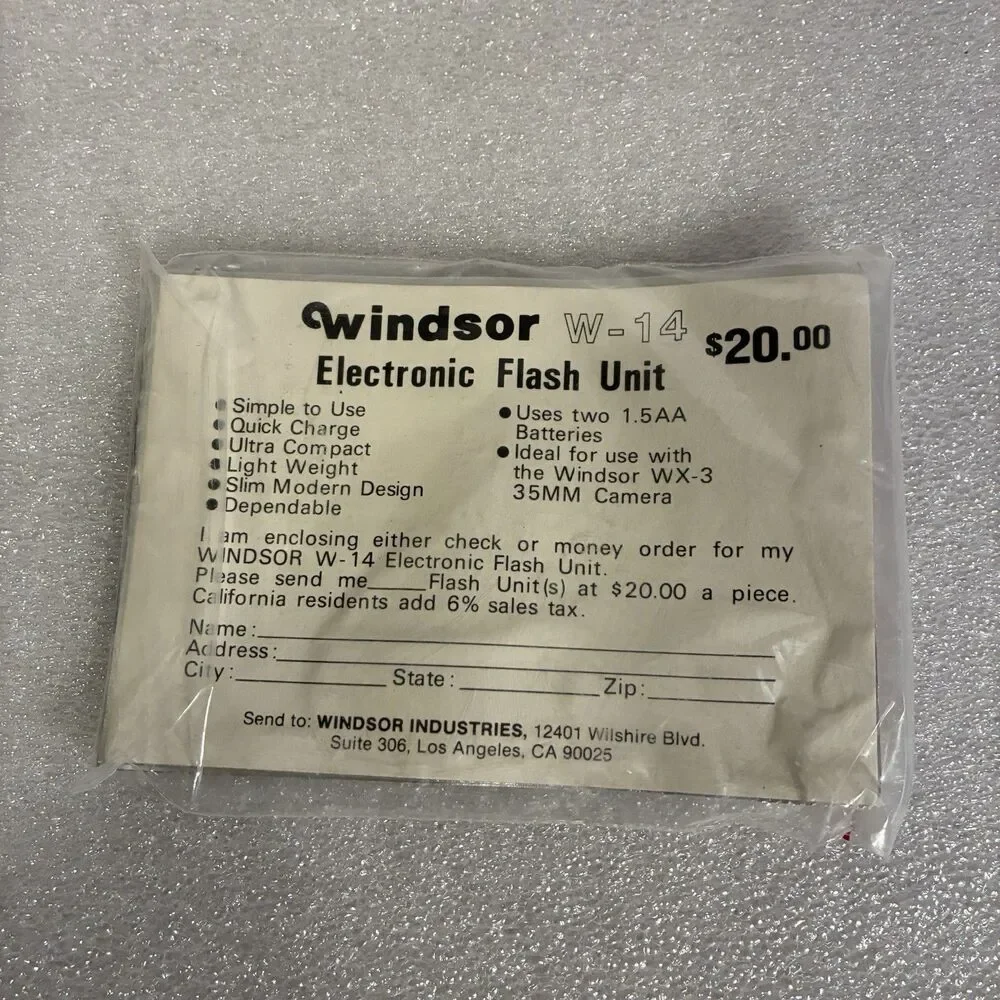 Windsor WX-3 —35mmCamera With Case Box, Original Information Booklets And Straps