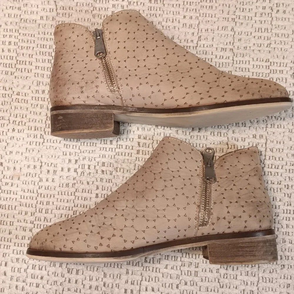 Bata women tan