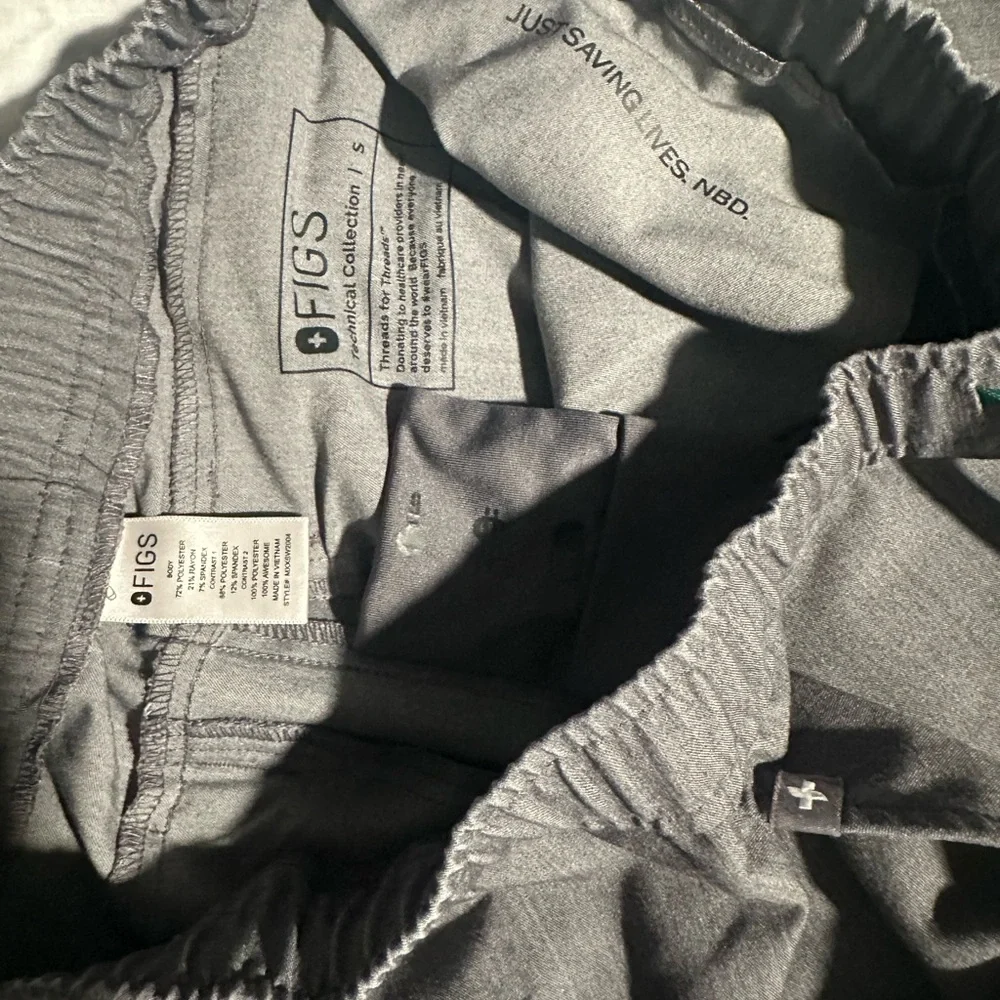 Figs Gray Scrub Mens jogger Set with Green Accent size top XS pants S