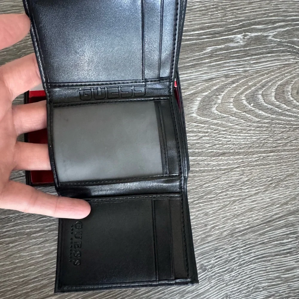 Guess classic black