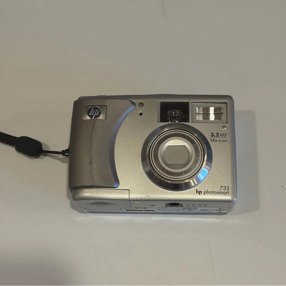 HP PhotoSmart 735 3.2MP 15x Zoom Digital Camera - Model Q2210A Tested & Working