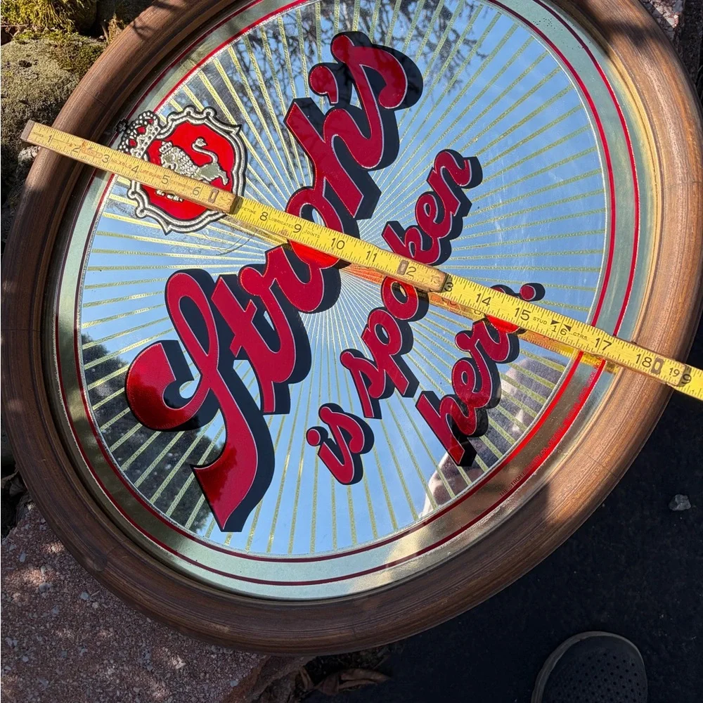 Stroh’s branded round
