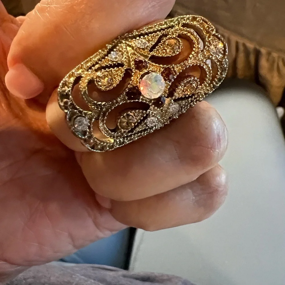 Elegant Gold Filigree Ring with Crystal Accents. wa534