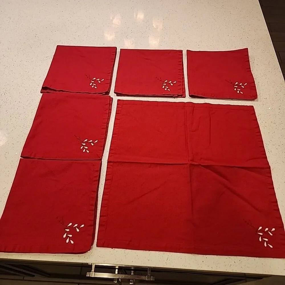 crate and barrel Holiday Laurel Cloth Naps Red Embroidered Set Of 6 19x19 Cotton