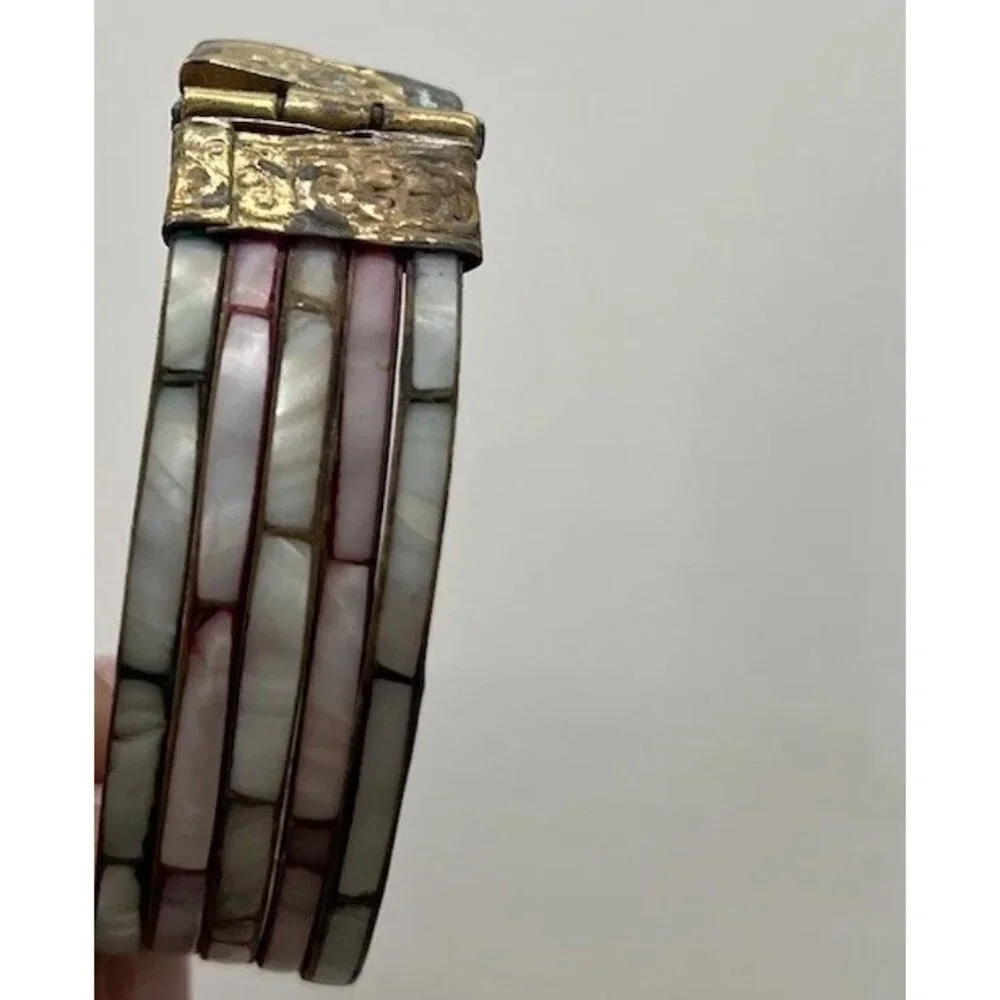 Vintage Women’s 70s Mother of Pearl Inlay Dainty Brass Bangle Bracelet Sz 8”