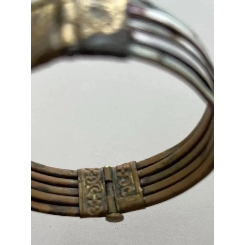 Vintage Women’s 70s Mother of Pearl Inlay Dainty Brass Bangle Bracelet Sz 8”
