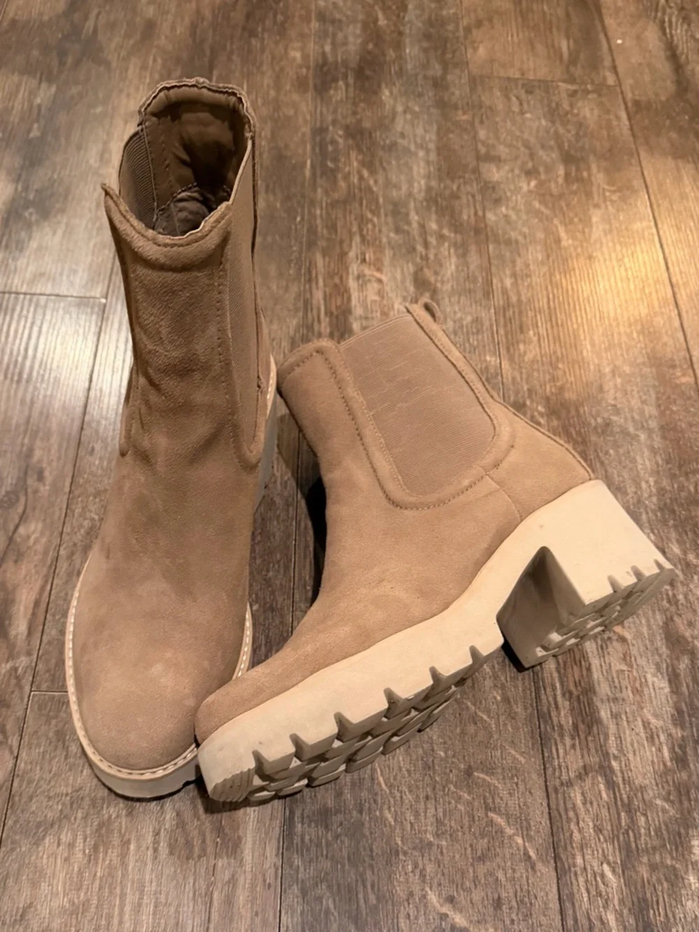 🐎Dolce Vita Suede Chelsea Booties in Taupe Brown