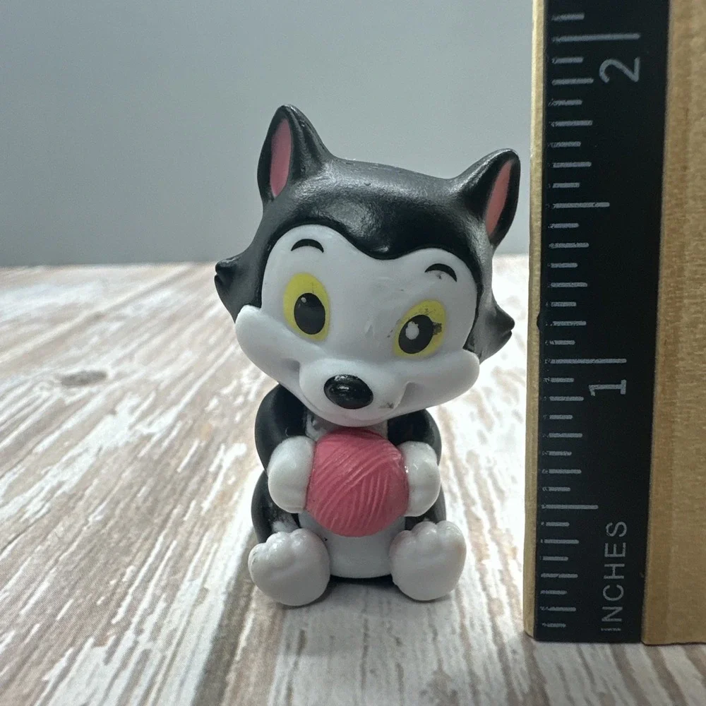 Disney Junior Minnie Mouse Pet Figaro Black Cat Pink Ball of Yarn 1.75