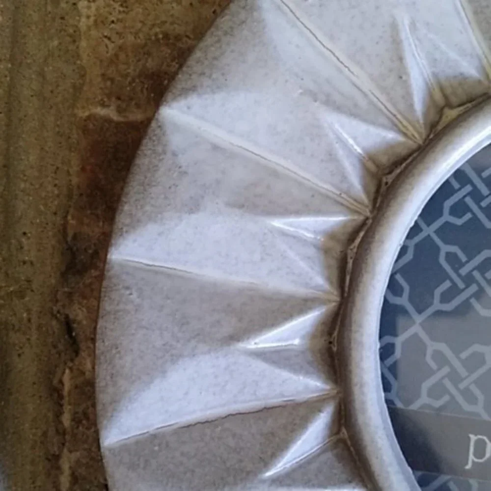 NEW White Round Resin Picture Frame