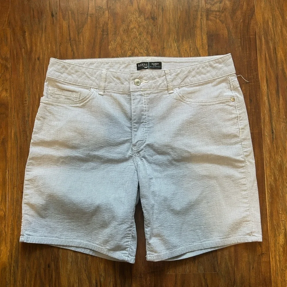 Women’s Mid-Rise Shorts with Pockets Size 10 Perfect For Summer
