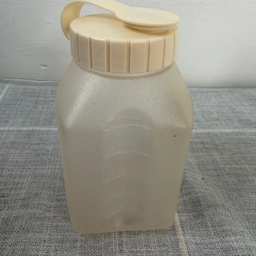 Vintage Rubbermaid Bottom Servin Saver 1 Pint New Leak Proof NEW NOS