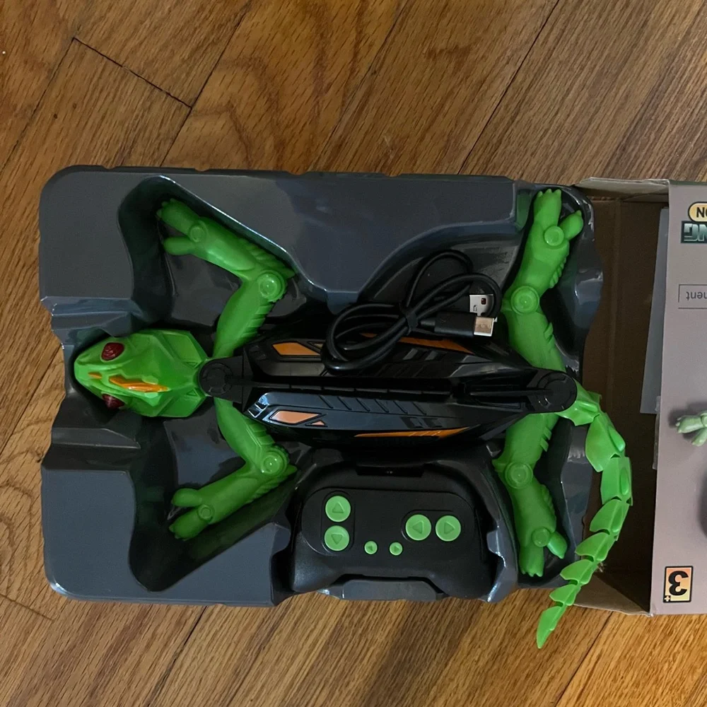 Wall Climbing Gecko/ Chameleon with LED Lights Eyes, Green