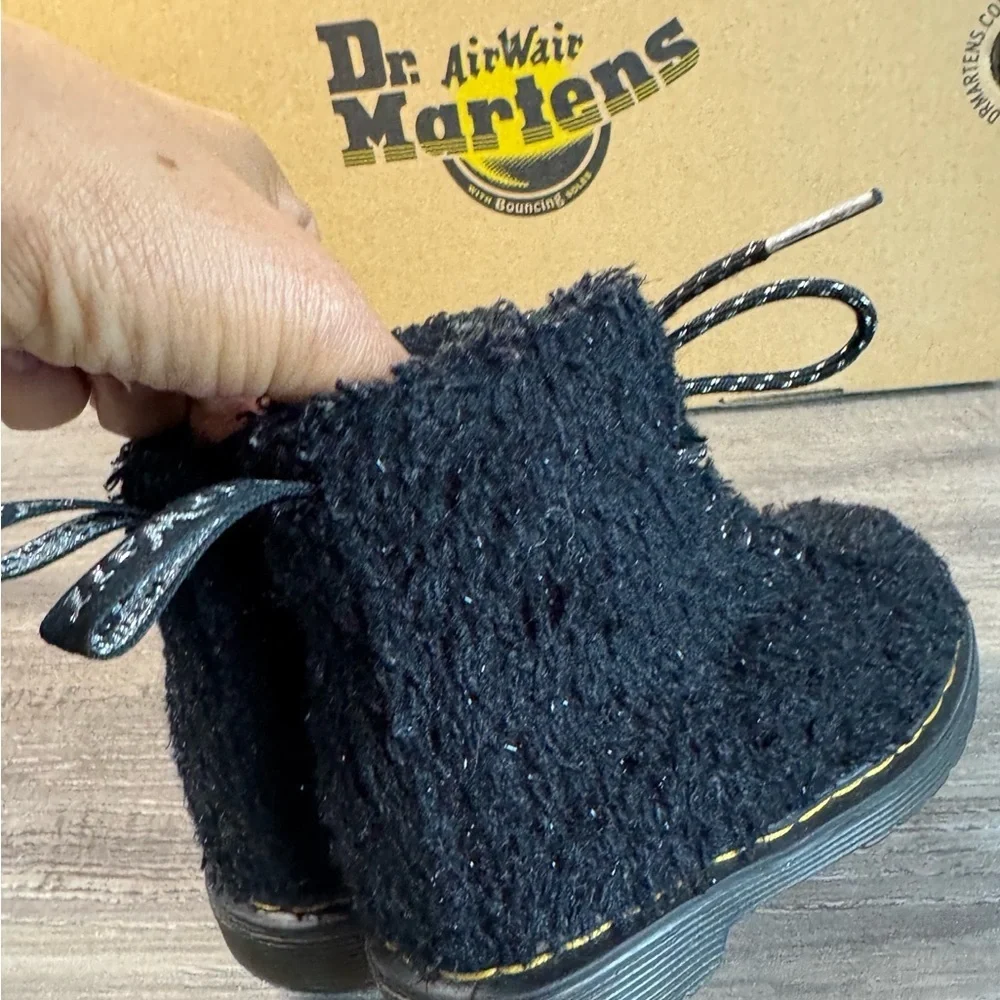 Dr. Martens chic black