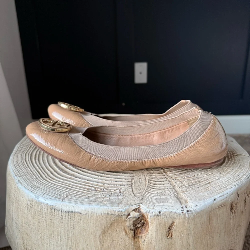 Tory Burch Caroline Patent Leather Ballerina Flats Shoes Nude Beige Size 7.5