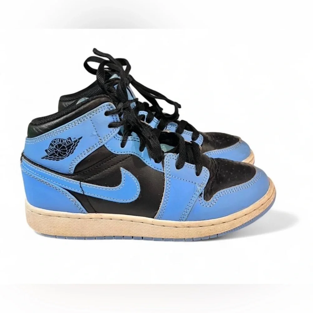 Kids Nike Air Jordan 1 Mid Trainers Sneakers in Black & Light Blue